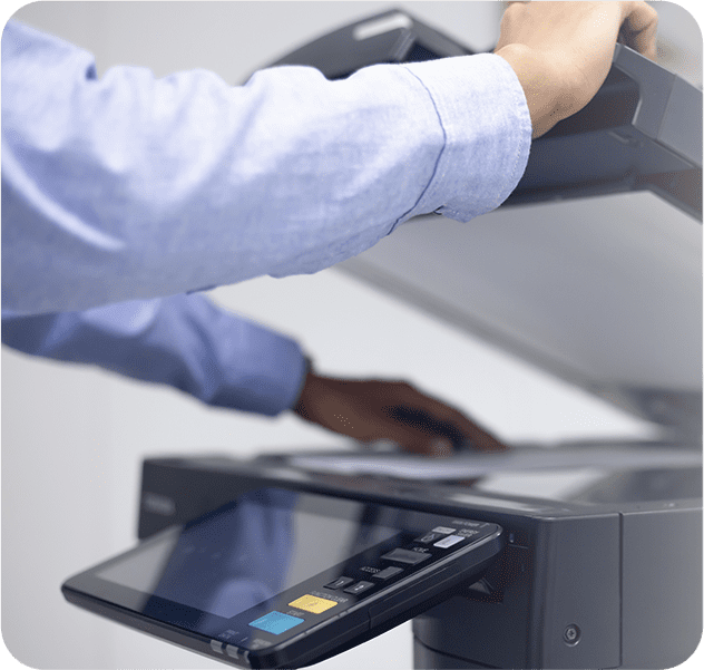 hombre-negocios-presione-boton-mano-panel-impresora-laser-escaner-impresora-copia-oficina (1)